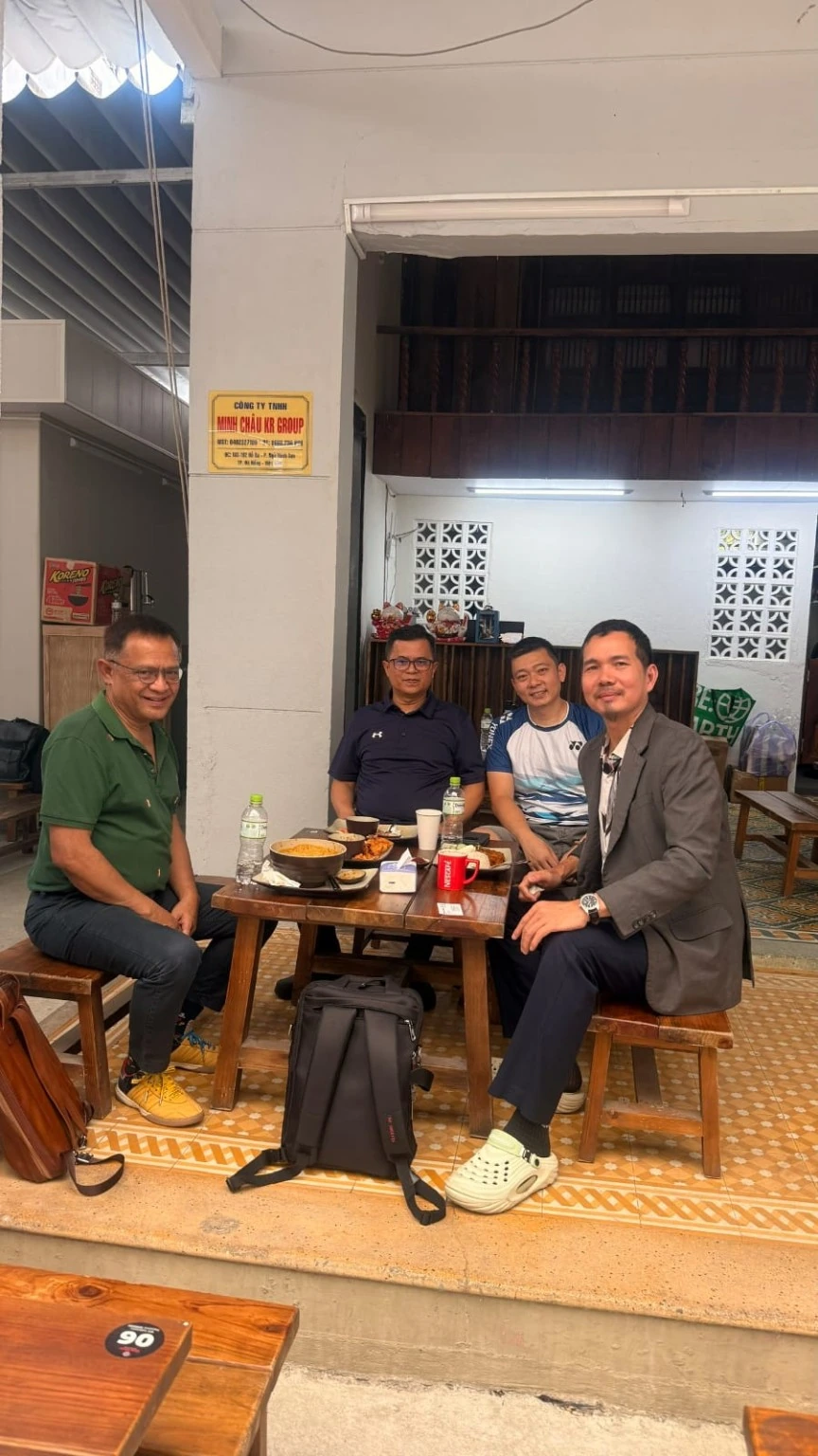 Tuan Abdullah meeting business and community partners